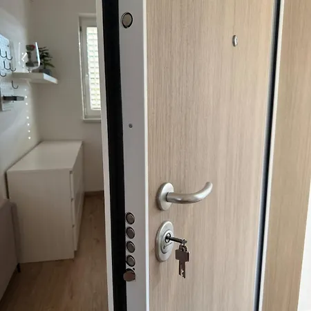 Two Bedrom Modern Flat Near Ljubljana Private Garage &balcony Dobrova